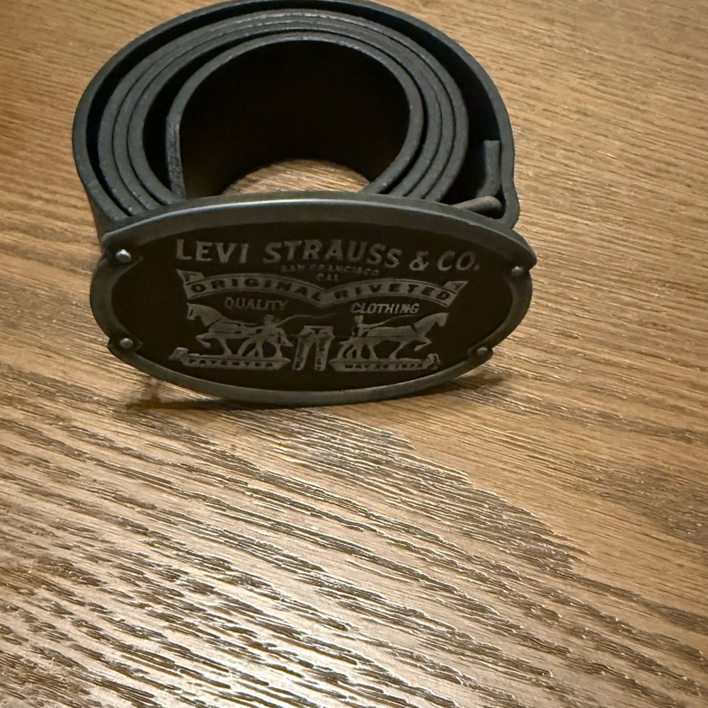 Levi's Black Leather Men's Belt with Branded Oval Buckle